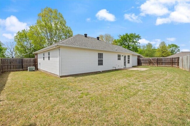Building Photo - 1662 S Tally Ho Dr