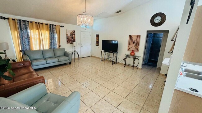 Building Photo - 815 Tyrol Ave NW