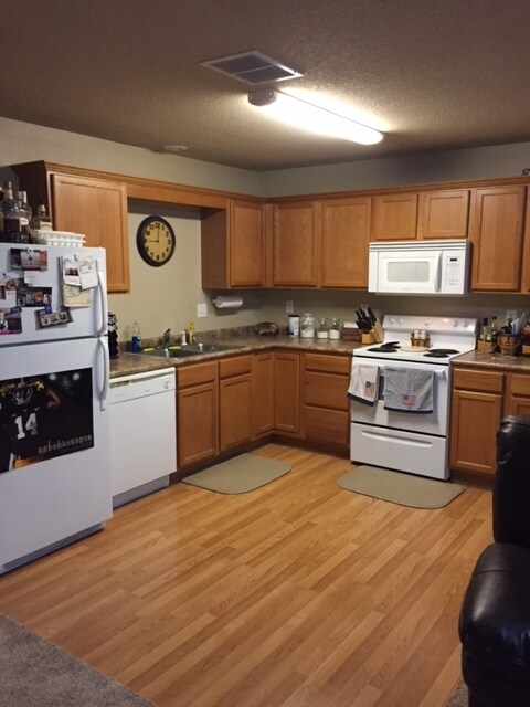 Kitchen - 383 NE Sandalwood