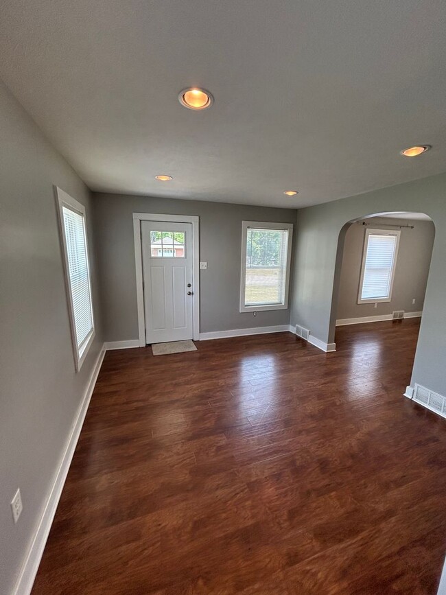 Building Photo - Cozy 3BR Home with Modern updated in Hopew...