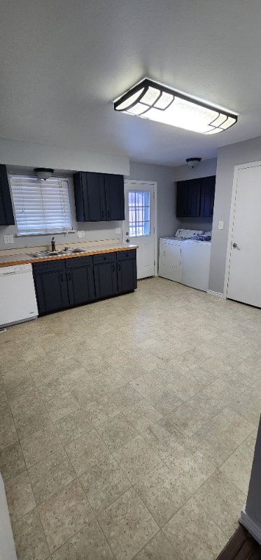 Building Photo - 300 Cottonwood Ln