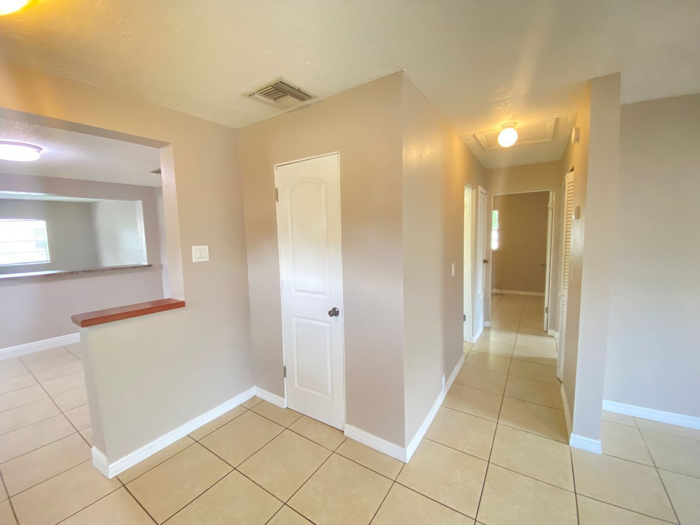 Building Photo - Nice 3 bedroom 2 bathroom House with Scree...