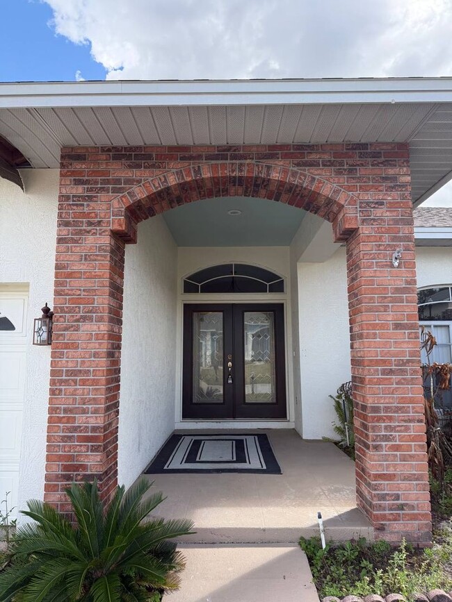 Building Photo - Welcome to your private Florida retreat in Lakeland!