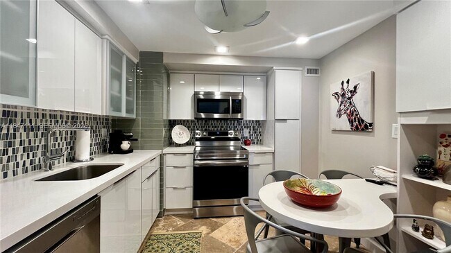 Building Photo - 9225 Collins Ave