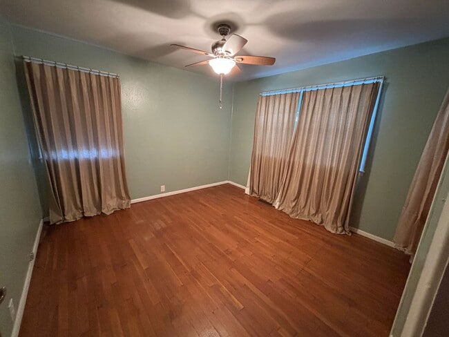 Building Photo - Welcome to this charming 3-bedroom, 2-bathroom home located in the desirable west side of Russell...