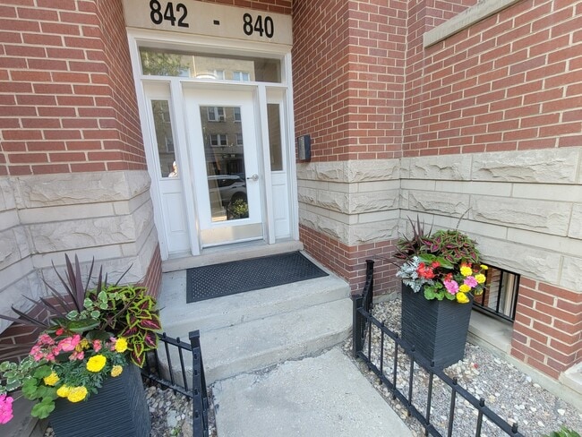 Building Photo - 840 W Diversey Pkwy