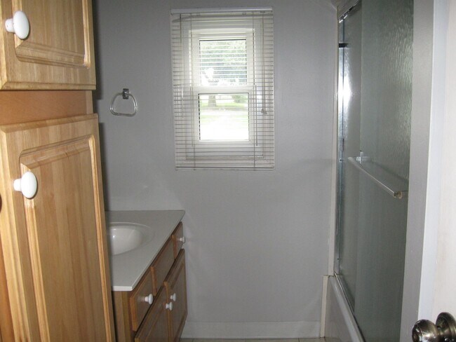 Building Photo - Close to Campus