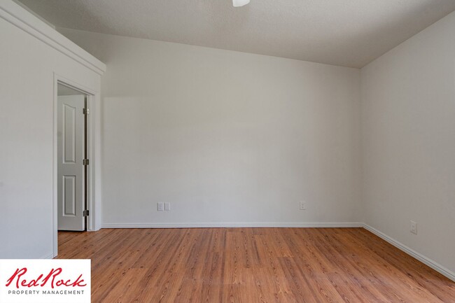 Building Photo - Remodeled 3 Bedroom Townhome with Great Vi...