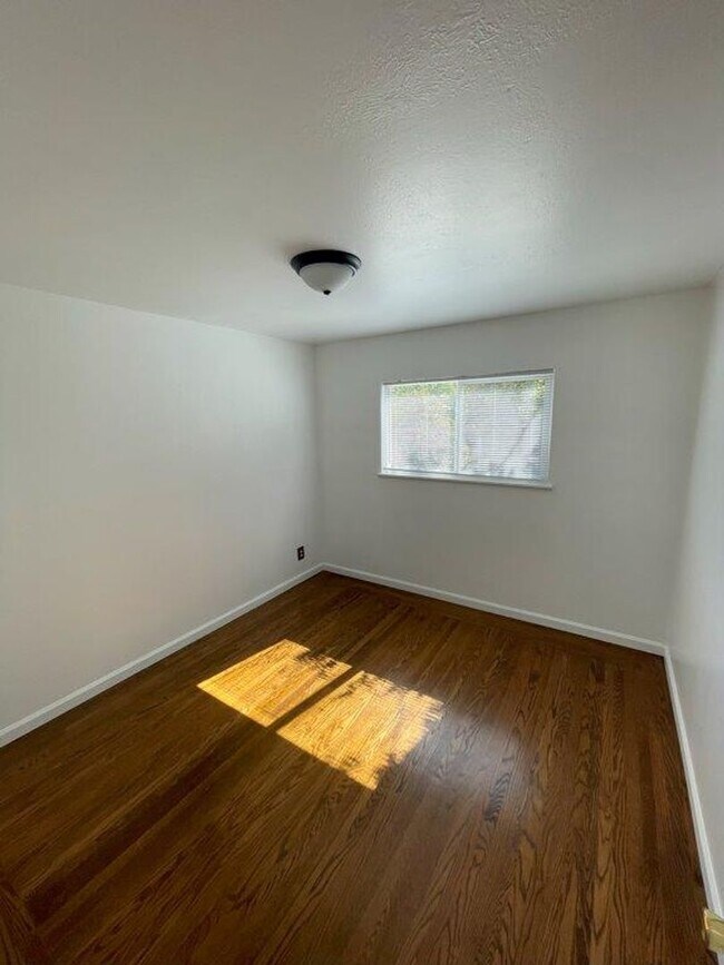 Building Photo - Nor Cal Realty, Inc - 3 bedroom 1 bath wit...