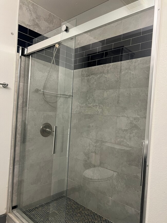 Building Photo - 3016 Hillsdale Ave