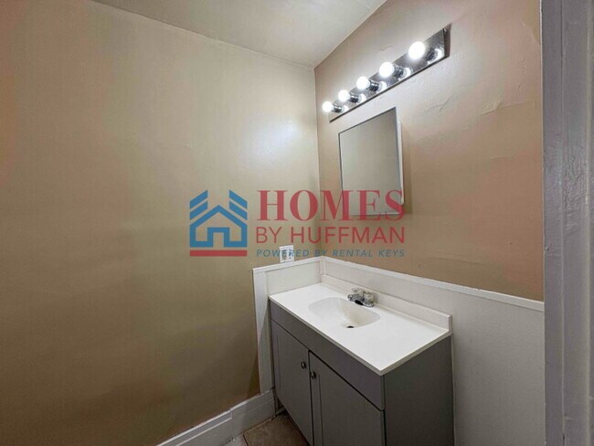 Building Photo - Three Bedroom House | Move in Ready