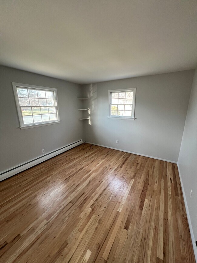 Building Photo - 13 Maple Ln