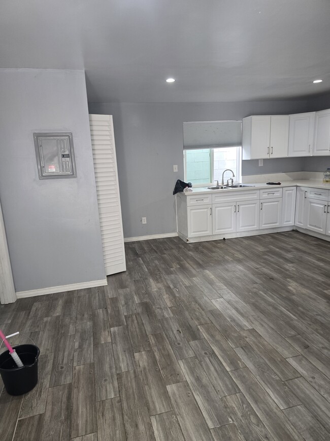 Building Photo - 505 Harding Ave