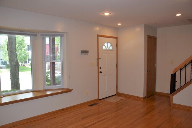 Building Photo - 3393 Burbank Dr
