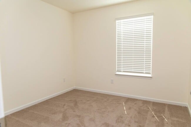 Building Photo - Move In Ready!!