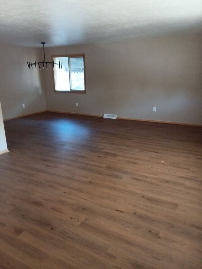 Building Photo - Spacious Lakeshore Living – 3-Bedroom Duplex with Charm & Convenience