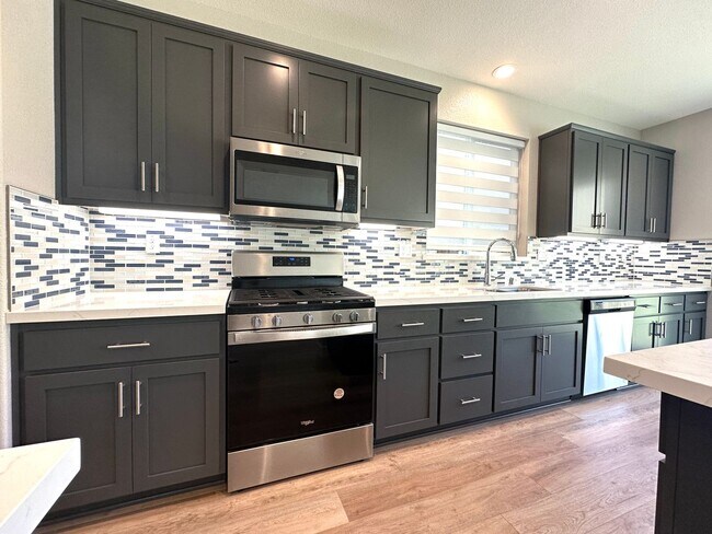 Building Photo - Beautiful Newer 5 Bedroom, 4 Bath in the h...