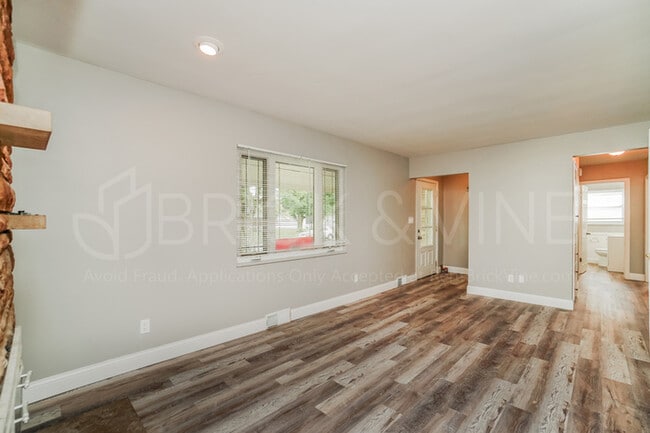 Building Photo - 919 S Warren Ave