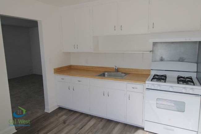 Building Photo - $2995 - Cozy 2/1 in the heart of Downtown ...