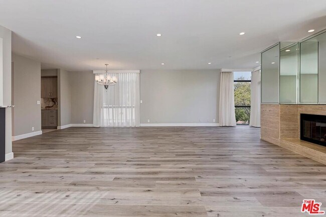 Building Photo - 323 N Palm Dr