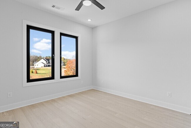 Building Photo - 555 Versailles Dr