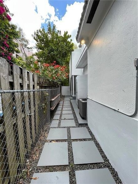 Building Photo - 2356 SW 16th Ave