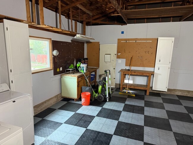 Building Photo - Adorable 3 bedroom 1.5 bath home garden setting