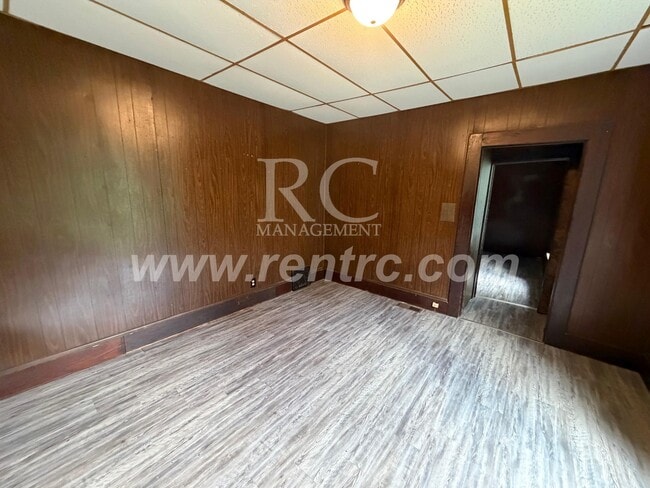 Building Photo - 1030-3 Walnut-