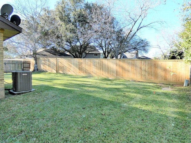 Building Photo - 604 Golfview Dr