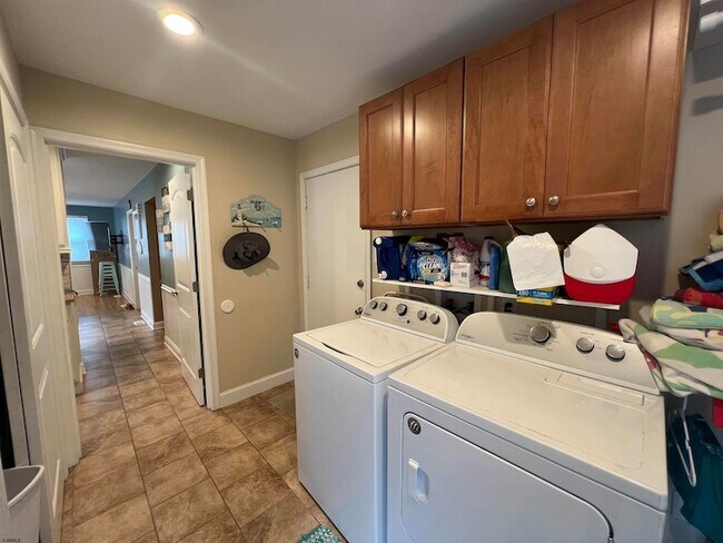 Building Photo - 406 N Dorset Ave