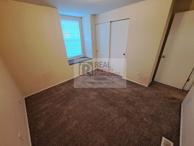 Building Photo - Check Out This Adorable 3 Bedroom, 2.5 Bath TownHome!