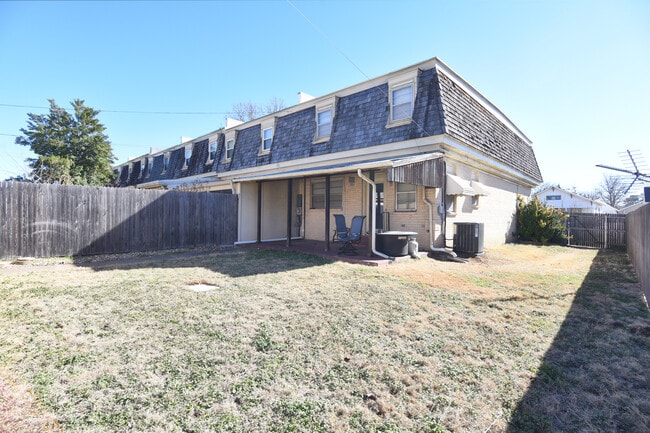 Building Photo - 1023 E Thompson Ave