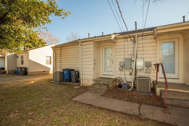 Building Photo - Beautiful Brookside duplex unit - NO PETS