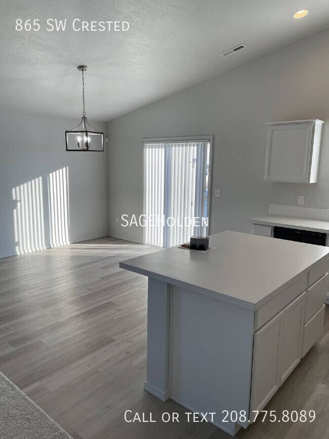 Building Photo - 865 SW Crested-