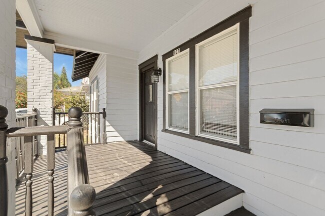 Building Photo - Cute 2bdrm/1bath Bungalo ** Section 8 OK ** Ready March 15