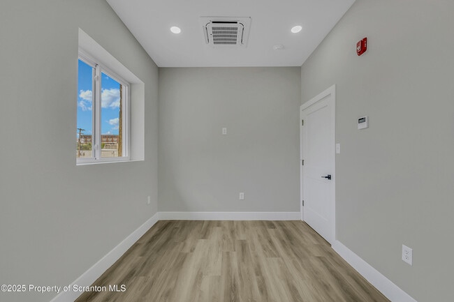 Building Photo - 215 Hickory St