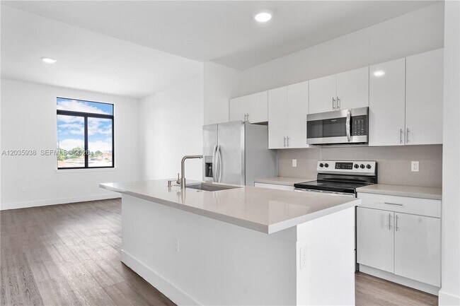 Building Photo - 440 E 16th St