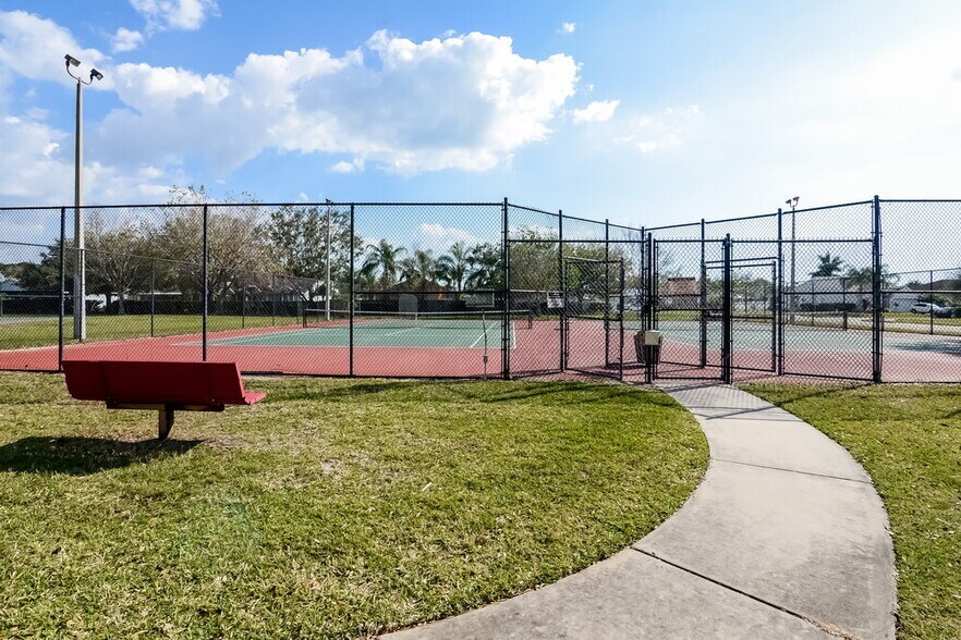 Building Photo - 4505 Sanibel Way