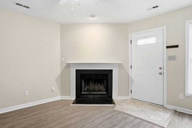 Building Photo - Oakhurst Living at Its Finest (Fresh Paint - New Carpet)