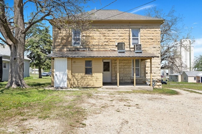 Building Photo - Large Beautiful Home, Close to Fort Riley
