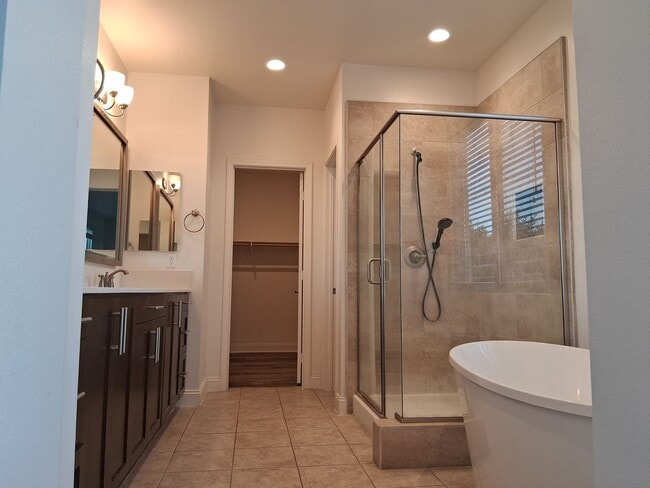 Building Photo - East end Ventura  5 Bed 5 Bath