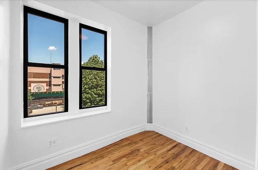 Primary Photo - 122 Norfolk St