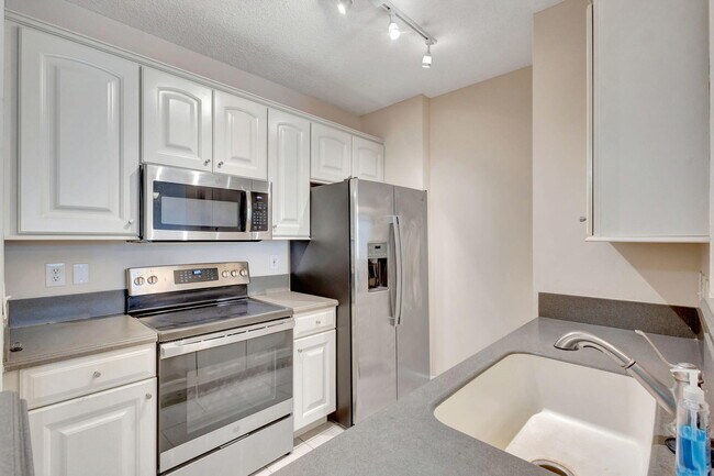 Building Photo - 780 S Sapodilla Ave
