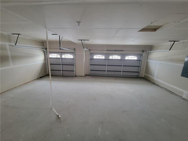 Building Photo - Modern 4-Bed Home with Open Layout, 3-Car ...