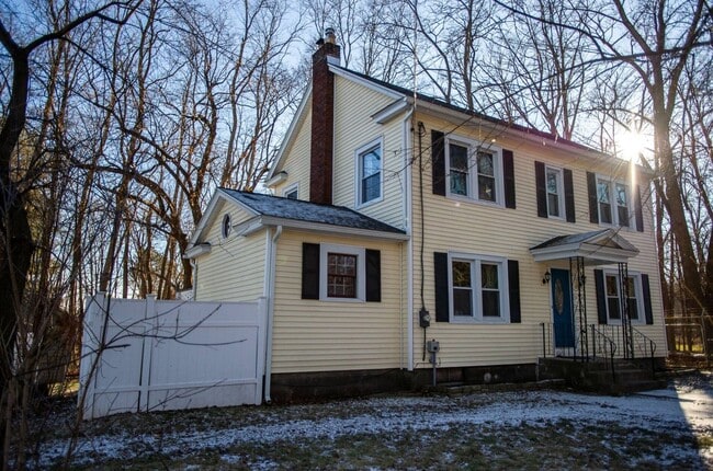 Building Photo - Large Fully Furnished Home, Must See!