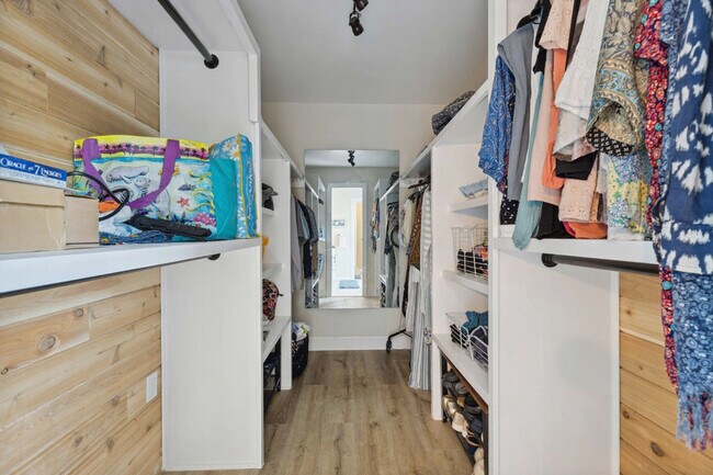 Building Photo - 12 Fairway Dr