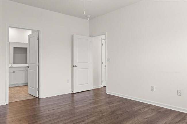 Building Photo - Modern 5 bedroom Home