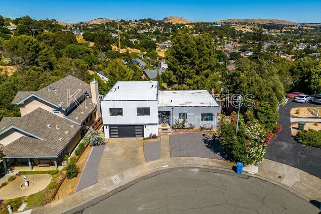 Building Photo - 12 Elna Dr