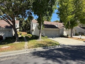 Building Photo - 3-Bedroom Hilltop Village Home w/ Bonus Am...