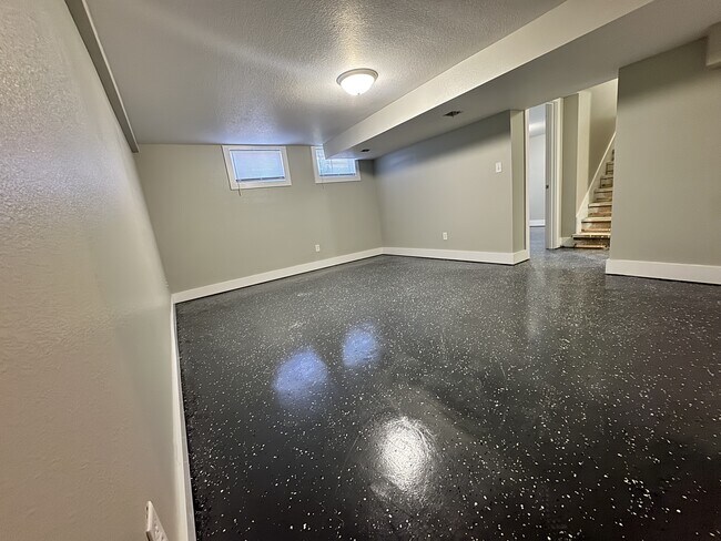 Building Photo - 603 NE 51st Pl